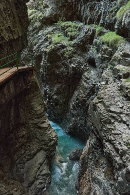 Dağ yamacı boyunca uzanan Manzaralı Yürüyüş Yolu ile Alp Vadisi Bozulmamış Dere ve Lush Vadisi. Serene Wilderness Manzarası Çevre dostu Çevre ve Çevre Uyumunu Yakalıyor