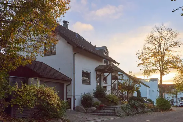 Burası son derece huzurlu ve huzurlu bir ortamda manzaralı bir günbatımı manzarası olan pitoresk bir kır evi.