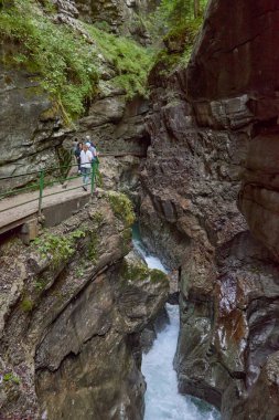 Dağ yamacı boyunca uzanan Manzaralı Yürüyüş Yolu ile Alp Vadisi Bozulmamış Dere ve Lush Vadisi. Serene Wilderness Manzarası Çevre dostu Çevre ve Çevre Uyumunu Yakalıyor