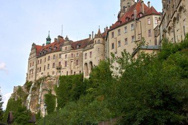 Heybetli Sigmaringen Şatosu, Tranquil Tuna 'nın üzerine tünemiş: Tarihi Hohenzollern Konutları Ortaçağ Mimarisi ve Resimli Baden-Wurttemberg Kraliyet Koleksiyonlarını Gösteriyor