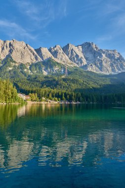 Bu nefes kesici görüntü, Eibsee 'nin dingin güzelliğini gözler önüne seriyor. Zugspitze' nin eteklerinde, Almanların en yüksek tepesinde kurulmuş bir alp gölü. Gölün berrak suları mükemmel bir şekilde yansıyor.