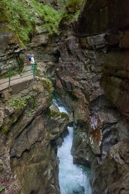Dağ yamacı boyunca uzanan Manzaralı Yürüyüş Yolu ile Alp Vadisi Bozulmamış Dere ve Lush Vadisi. Serene Wilderness Manzarası Çevre dostu Çevre ve Çevre Uyumunu Yakalıyor