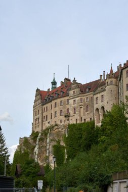 Heybetli Sigmaringen Şatosu, Tranquil Tuna 'nın üzerine tünemiş: Tarihi Hohenzollern Konutları Ortaçağ Mimarisi ve Resimli Baden-Wurttemberg Kraliyet Koleksiyonlarını Gösteriyor