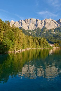 Bu nefes kesici görüntü, Eibsee 'nin dingin güzelliğini gözler önüne seriyor. Zugspitze' nin eteklerinde, Almanların en yüksek tepesinde kurulmuş bir alp gölü. Gölün berrak suları mükemmel bir şekilde yansıyor.