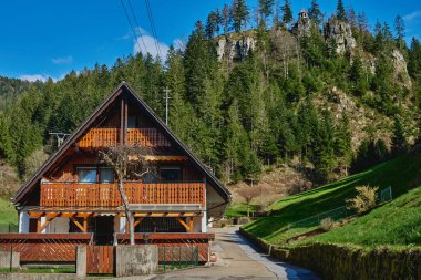 Bavyera Alpleri 'ndeki güzel dağ manzarasının panoramik manzarası. Arka planda Berchtesgaden köyü ve Watzmann kitlesi var. Ulusal Park Berchtesgadener Toprakları, Bavyera, Almanya