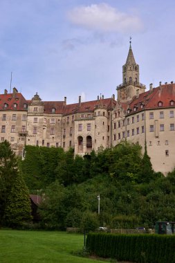 Heybetli Sigmaringen Şatosu, Tranquil Tuna 'nın üzerine tünemiş: Tarihi Hohenzollern Konutları Ortaçağ Mimarisi ve Resimli Baden-Wurttemberg Kraliyet Koleksiyonlarını Gösteriyor
