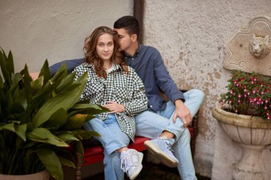 Genç Sevimli Kadın Hugs erkek. Sonbahar açık. Lovers Park'ta yürüyordunuz. Çekici komik çift. Ormandaki lovestory. Erkek ve kadın. Parkta şirin severler. Aile kavramı. Mutlu çift.