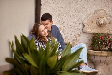 Genç Sevimli Kadın Hugs erkek. Sonbahar açık. Lovers Park'ta yürüyordunuz. Çekici komik çift. Ormandaki lovestory. Erkek ve kadın. Parkta şirin severler. Aile kavramı. Mutlu çift.