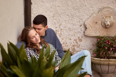 Genç Sevimli Kadın Hugs erkek. Sonbahar açık. Lovers Park'ta yürüyordunuz. Çekici komik çift. Ormandaki lovestory. Erkek ve kadın. Parkta şirin severler. Aile kavramı. Mutlu çift.