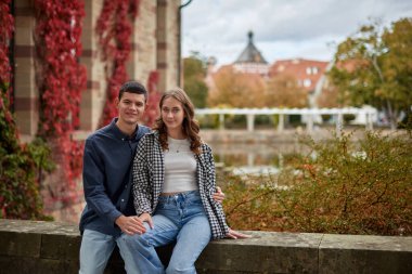 Genç Sevimli Kadın Hugs erkek. Sonbahar açık. Lovers Park'ta yürüyordunuz. Çekici komik çift. Ormandaki lovestory. Erkek ve kadın. Parkta şirin severler. Aile kavramı. Mutlu çift.