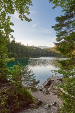 Bu nefes kesici görüntü, Eibsee 'nin dingin güzelliğini gözler önüne seriyor. Zugspitze' nin eteklerinde, Almanların en yüksek tepesinde kurulmuş bir alp gölü. Gölün berrak suları mükemmel bir şekilde yansıyor.