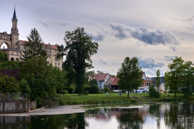 Heybetli Sigmaringen Şatosu Tranquil Tuna 'nın üzerine tünemiş: Tarihi Hohenzollern Resimleri Ortaçağ Mimarisi ve Resimli Baden-Wurttemberg Manzarası Kraliyet Koleksiyonları. Bu çarpıcı görüntü ihtişamı yakalar.