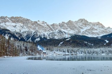 Görkemli Eibsee Gölü, Karlı Zugspitze Dağı 'nı, Bavyera Ormanı Teknisyenleri' nin Donmuş Peyzaj Manzaraları 'na yerleştirilmiş Harikalar Diyarı Sahnesi Resimlerinde yansıtıyor. Bu çarpıcı kış fotoğrafı, bu dingin güzelliğin...