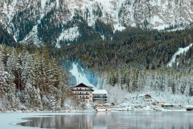 Görkemli Eibsee Gölü, Karlı Zugspitze Dağı 'nı, Bavyera Ormanı Teknisyenleri' nin Donmuş Peyzaj Manzaraları 'na yerleştirilmiş Harikalar Diyarı Sahnesi Resimlerinde yansıtıyor. Bu çarpıcı kış fotoğrafı, bu dingin güzelliğin...