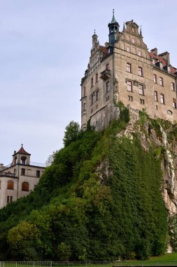 Heybetli Sigmaringen Şatosu, Tranquil Tuna 'nın üzerine tünemiş: Tarihi Hohenzollern Konutları Ortaçağ Mimarisi ve Resimli Baden-Wurttemberg Kraliyet Koleksiyonlarını Gösteriyor