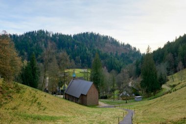 Bu büyüleyici kırsal bölgede Kara Orman 'ın büyüleyici güzelliğini keşfedin. İlginç bir tuğla şapel, eğimli geleneksel Alman evleriyle çevrili bir süs olarak duruyor.