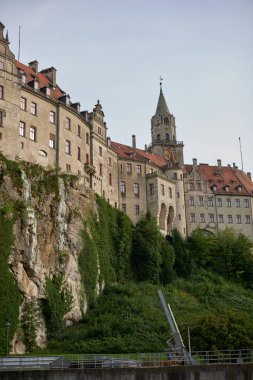 Heybetli Sigmaringen Şatosu, Tranquil Tuna 'nın üzerine tünemiş: Tarihi Hohenzollern Konutları Ortaçağ Mimarisi ve Resimli Baden-Wurttemberg Kraliyet Koleksiyonlarını Gösteriyor