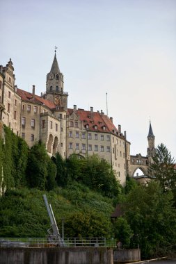 Heybetli Sigmaringen Şatosu, Tranquil Tuna 'nın üzerine tünemiş: Tarihi Hohenzollern Konutları Ortaçağ Mimarisi ve Resimli Baden-Wurttemberg Kraliyet Koleksiyonlarını Gösteriyor