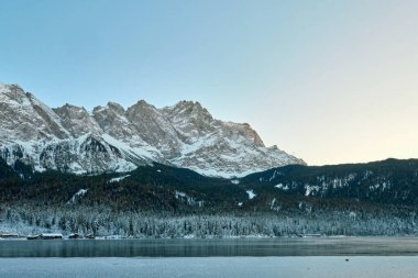 Görkemli Eibsee Gölü, Karlı Zugspitze Dağı 'nı, Bavyera Ormanı Teknisyenleri' nin Donmuş Peyzaj Manzaraları 'na yerleştirilmiş Harikalar Diyarı Sahnesi Resimlerinde yansıtıyor. Bu...