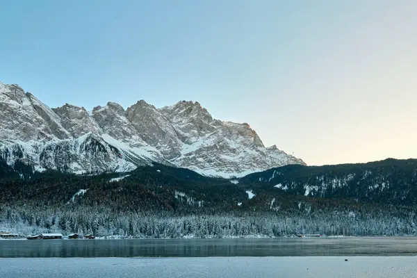 Görkemli Eibsee Gölü, Karlı Zugspitze Dağı 'nı, Bavyera Ormanı Teknisyenleri' nin Donmuş Peyzaj Manzaraları 'na yerleştirilmiş Harikalar Diyarı Sahnesi Resimlerinde yansıtıyor. Bu...
