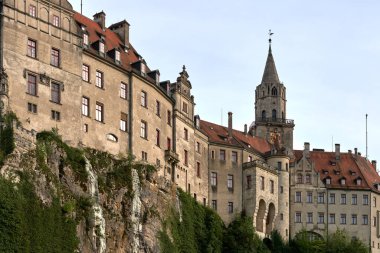 Heybetli Sigmaringen Şatosu Tranquil Tuna 'nın üzerine tünemiş: Tarihi Hohenzollern Resimleri Ortaçağ Mimarisi ve Resimli Baden-Wurttemberg Manzarası Kraliyet Koleksiyonları. Bu çarpıcı görüntü ihtişamı yakalar.