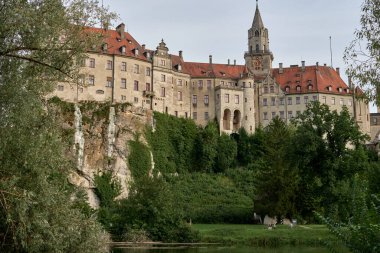 Heybetli Sigmaringen Şatosu Tranquil Tuna 'nın üzerine tünemiş: Tarihi Hohenzollern Resimleri Ortaçağ Mimarisi ve Resimli Baden-Wurttemberg Manzarası Kraliyet Koleksiyonları. Bu çarpıcı görüntü ihtişamı yakalar.