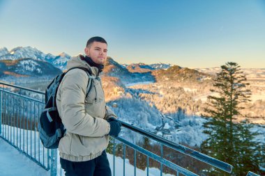 Balkondaki Adamın Huzurlu Portresi Görkemli Buzlu Dağ Manzarası Doğal Güzelliğin ve Huzurlu Düşüncenin Özünü Yakalıyor