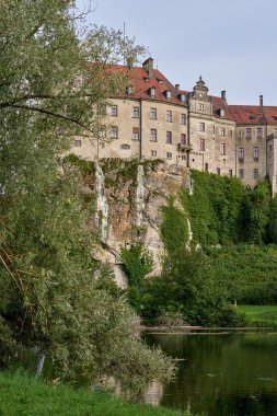 Heybetli Sigmaringen Şatosu Tranquil Tuna 'nın üzerine tünemiş: Tarihi Hohenzollern Resimleri Ortaçağ Mimarisi ve Resimli Baden-Wurttemberg Manzarası Kraliyet Koleksiyonları. Bu çarpıcı görüntü ihtişamı yakalar.