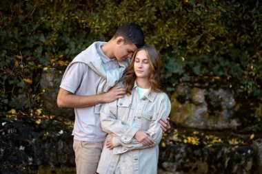 Genç Sevimli Kadın Hugs erkek. Sonbahar açık. Lovers Park'ta yürüyordunuz. Çekici komik çift. Ormandaki lovestory. Erkek ve kadın. Parkta şirin severler. Aile kavramı. Mutlu çift.