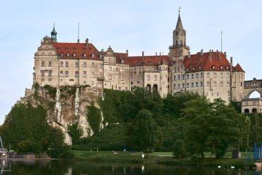 Heybetli Sigmaringen Şatosu Tranquil Tuna 'nın üzerine tünemiş: Tarihi Hohenzollern Resimleri Ortaçağ Mimarisi ve Resimli Baden-Wurttemberg Manzarası Kraliyet Koleksiyonları. Bu çarpıcı görüntü ihtişamı yakalar.