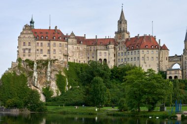 Heybetli Sigmaringen Şatosu Tranquil Tuna 'nın üzerine tünemiş: Tarihi Hohenzollern Resimleri Ortaçağ Mimarisi ve Resimli Baden-Wurttemberg Manzarası Kraliyet Koleksiyonları. Bu çarpıcı görüntü ihtişamı yakalar.