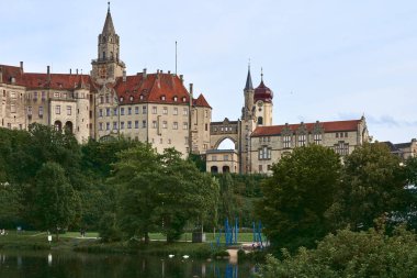 Heybetli Sigmaringen Şatosu Tranquil Tuna 'nın üzerine tünemiş: Tarihi Hohenzollern Resimleri Ortaçağ Mimarisi ve Resimli Baden-Wurttemberg Manzarası Kraliyet Koleksiyonları. Bu çarpıcı görüntü ihtişamı yakalar.