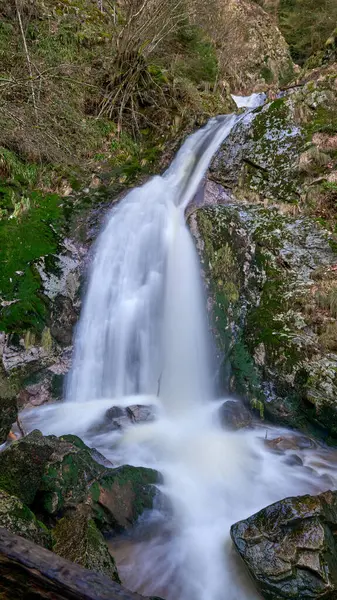 Allerheiligen Şelaleleri 'nin nefes kesici güzelliğini keşfedin. Alman meşhur Kara Orman Ulusal Parkı' nda saklı bir mücevher. Bu çarpıcı uzun pozlama fotoğrafı evcilleştirilmemiş doğanın özünü yakalar ve güçlü bir dağ deresini gösterir.