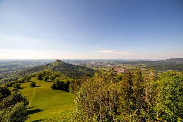 Hohenzollern Şatosu Baharda mavi gökyüzü