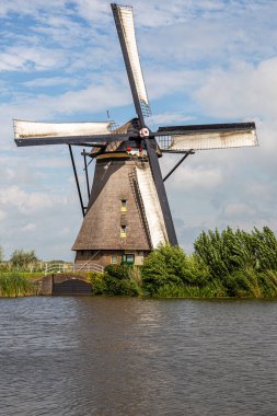 Kanaldaki rüzgar pompası yel değirmeni portresi