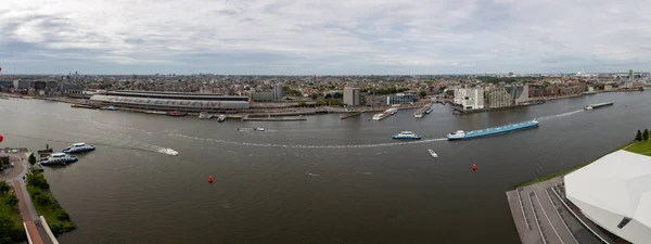 Amsterdam şehir manzarası panoramik görünümü arka planda merkez istasyon ile nordzeekanaal üzerine