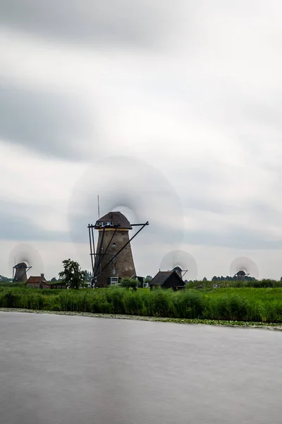 Anaokulundaki yel değirmeni. Uzun zamandır kanalın önünde mistik bir hava var.