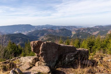 Lotharpfad Alman Kara Orman Panoraması Mavi bulutlu gökyüzü ve ön planda büyük kayalar