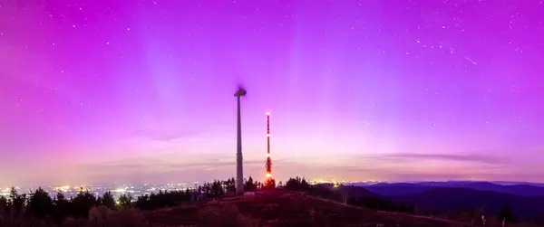 Pembe renkli kuzey ışıkları Baden-wuerttemberg, Almanya 'da bismarckturm üzerinde gökyüzü
