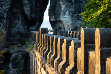Bastei Köprüsü 'ndeki ziyaretçiler, Sakson İsviçre' deki görkemli kaya oluşumlarını aydınlatan ve Elbe Kumtaşı Dağları 'nda nefes kesici bir atmosfer yaratan canlı gündoğumuna tanıklık ediyorlar..
