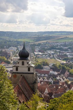 Herrenberg büyüleyici mimarisini yuvarlanan tepelere karşı sergiliyor. Ufuk çizgisi, bu Alman kasabasının özünü yansıtan, tuhaf evlerle çevrili kolej kilise kulesine ev sahipliği yapıyor..
