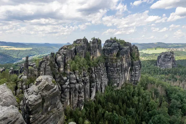 Ziyaretçiler Sakson İsviçre 'deki Schrammsteine' den nefes kesici manzaraların keyfini çıkarıyorlar. Eşsiz kaya oluşumları yemyeşil ormanlar ve geniş manzaralar arasında dramatik bir şekilde yükselir..