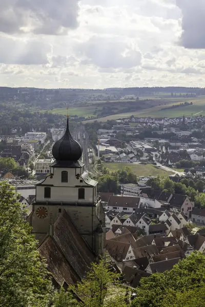 Herrenberg büyüleyici mimarisini yuvarlanan tepelere karşı sergiliyor. Ufuk çizgisi, bu Alman kasabasının özünü yansıtan, tuhaf evlerle çevrili kolej kilise kulesine ev sahipliği yapıyor..