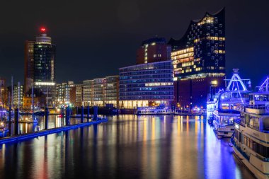 Uzun pozlama, Hamburg 'un gökyüzünün büyüleyici renklerini geceleri yakalar. Aydınlatılmış binalar ve tekneler Elbe Nehri 'nin sakin suları boyunca çarpıcı bir tezat oluşturuyor..