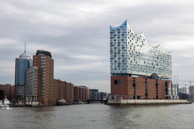 Elbphilharmonie 'nin etkileyici modern yapıları Almanya' nın Hamburg kentindeki rıhtım hattını oluşturur. Benzersiz tasarımlar, tarihi yapılarla tezat kurarak nehir kıyısında canlı bir şehir manzarası yaratıyor..