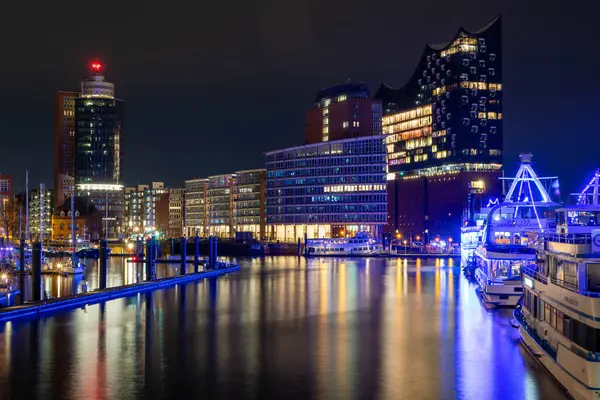 Uzun pozlama, Hamburg 'un gökyüzünün büyüleyici renklerini geceleri yakalar. Aydınlatılmış binalar ve tekneler Elbe Nehri 'nin sakin suları boyunca çarpıcı bir tezat oluşturuyor..