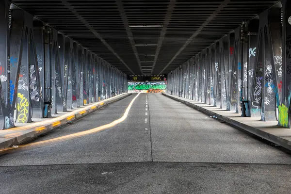 Parlak renkli sokak sanatı, Hamburg 'da modern bir köprünün altındaki duvarları süslüyor. Şehir merkezi, şehrin yaratıcı ruhunu ön plana çıkaran, ışık yollu bir yol sergiliyor..
