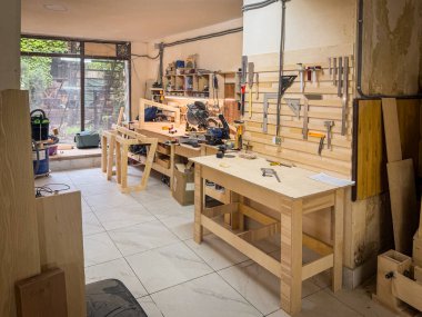 Masaları, çerçeveleri, alet rafları, parlak duvarları, elektrikli testereleri ve inşaat ve DIY binaları olan geniş ahşap işçiliği stüdyoları hazır..