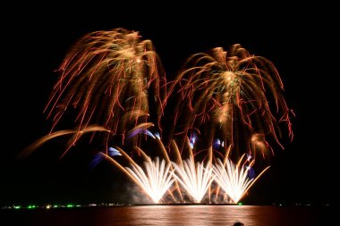 Deniz kıyısından havai fişek kutlaması. Renkli havai fişek kutlaması ve gece gökyüzü arka planı. Pattaya Tayland 'da uluslararası havai fişek festivali.