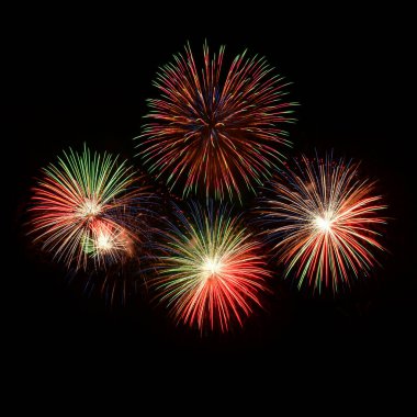 Siyah gökyüzü arka planında izole edilmiş renkli havai fişekler. Ayrı bir havai fişek, her türlü fotoğraf, poster, arkaplan için kullanıma hazır. Festivali, Noel 'i, Yeni Yıl' ı ve diğer etkinlikleri kutlamak için..